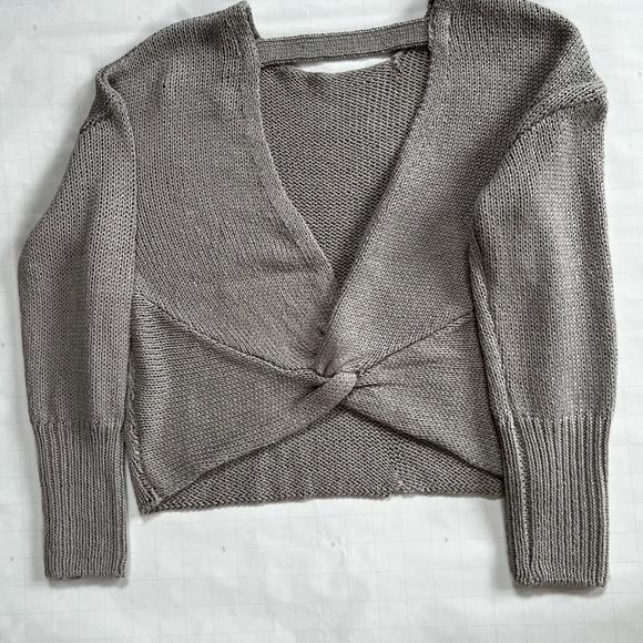 Francesca’s Girls Grey Knitted Knot-Back Sweater – Size 14 - Picture 2 of 3